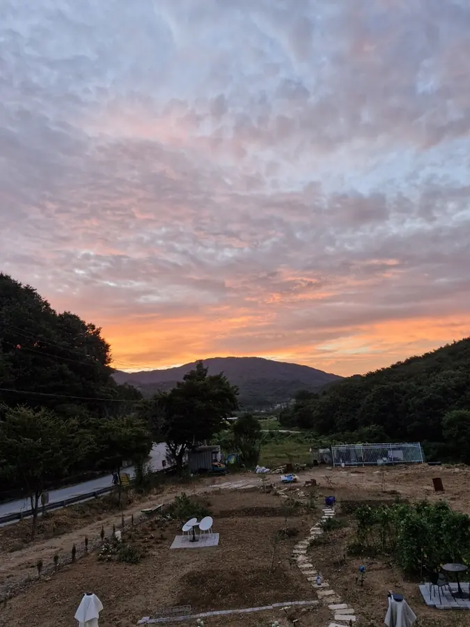 주황빛으로 물든 해 질 녘 하늘과 산