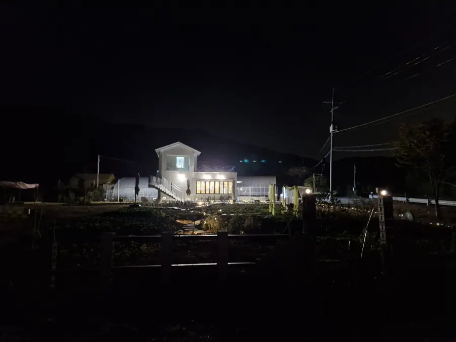 밤에 불이 켜진 그림카페 건물
